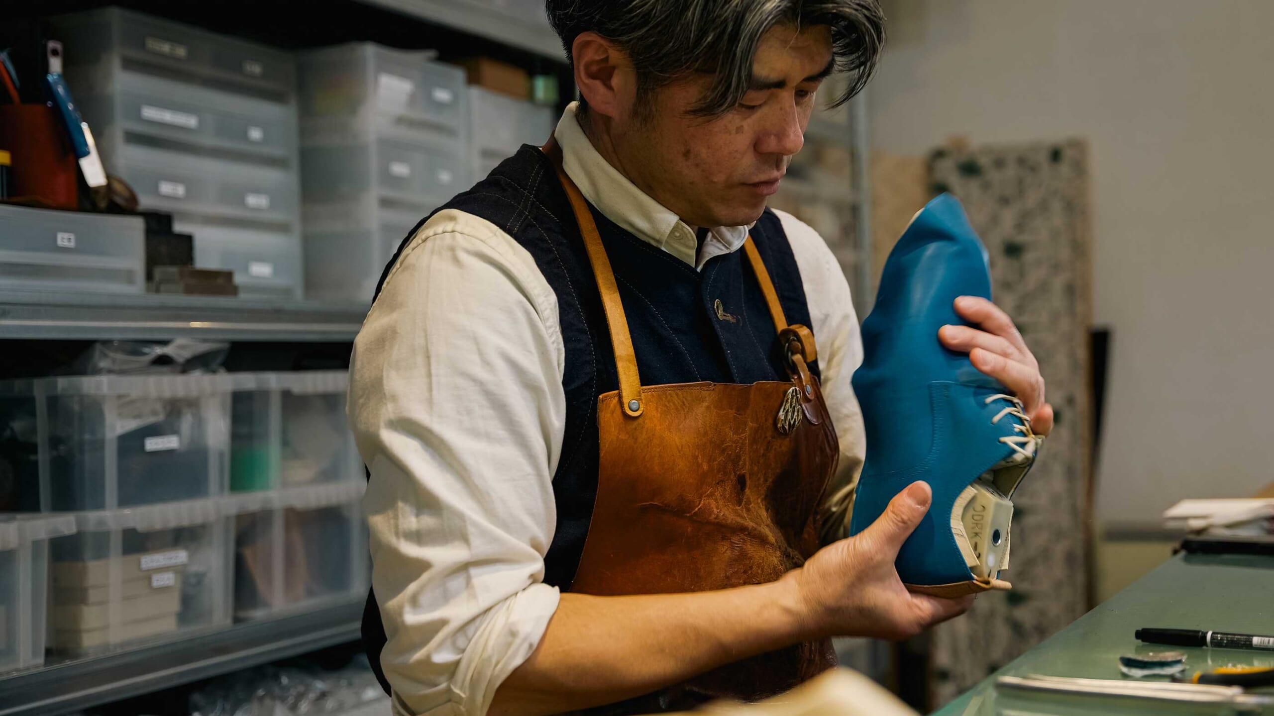 靴職人 小高善和さん | あの人の日々と暮らし | MAGAZINE | Sghr
